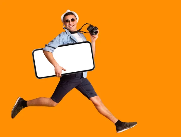 Χαρούμενα Αρσενικό Tourist Holding Camera Άλμα Μεγάλο Κενό Smartphone Στο — Φωτογραφία Αρχείου
