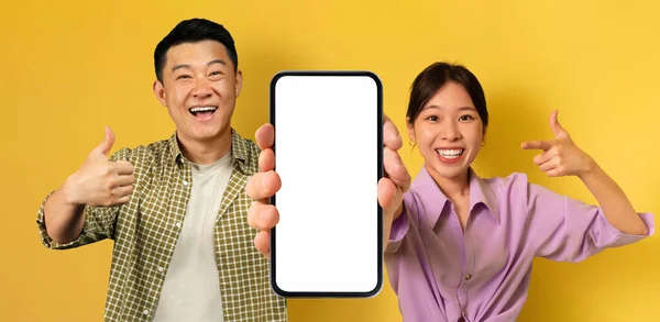 Hombre Mujer Asiáticos Sonrientes Demostrando Smartphone Vacío Con Pantalla Blanca —  Fotos de Stock