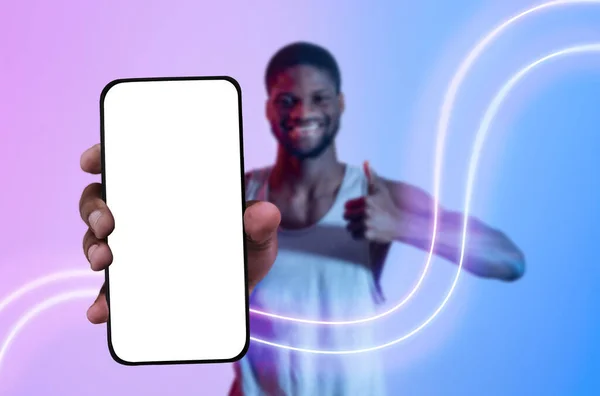 Позитивний Молодий Чорний Хлопець Спортсмен Показує Смартфон Білим Порожнім Екраном — стокове фото
