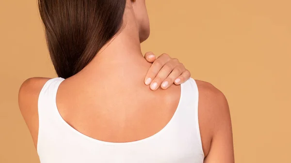 Young Caucasian Woman Suffering Acute Pain Her Shoulder Touching Sore — Stock Photo, Image