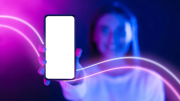 Glückliche Attraktive Langhaarige Millennial Frau Zeigt Neuestes Smartphone Mit Weißem — Stockfoto