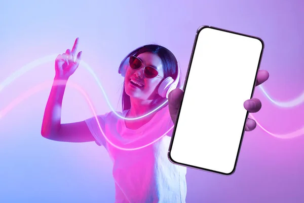Fröhliche Junge Asiatin Zeigt Handy Mit Weißem Leeren Bildschirm Benutzt — Stockfoto