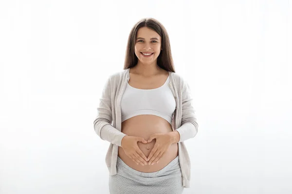 Çamaşırlı Mutlu Hamile Bir Kadın Kalp Şeklinde Bir Jestle Koca — Stok fotoğraf