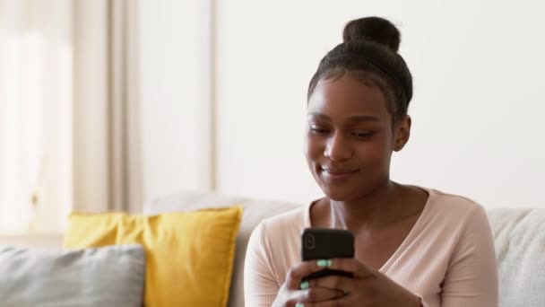 Concepto Vida Online Primer Plano Retrato Bastante Joven Afroamericana Mujer — Vídeo de stock
