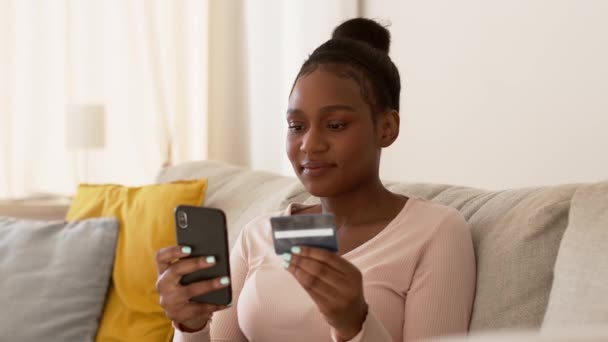 Udana Płatność Online Młoda Afroamerykanka Płacąca Przez Internet Korzystająca Aplikacji — Wideo stockowe
