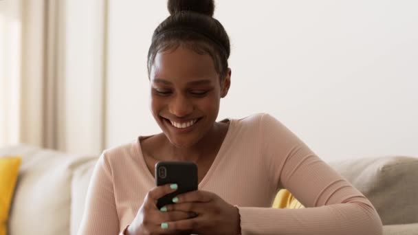 Kommunikation Sociala Medier Närbild Porträtt Unga Positiva Afrikanska Amerikanska Kvinna — Stockvideo