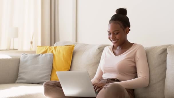 Concepto Comunicación Online Mujer Afroamericana Despreocupada Joven Charlando Con Amigos — Vídeos de Stock