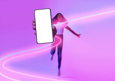 Havada akıllı telefonuyla neon ışıkta zıplayan ve reklam, model, kolaj, tam boy, fotokopi alanı gösteren heyecanlı, genç siyahi kadın.