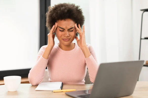 Θλιβερή Κουρασμένη Αφροαμερικανή Γυναίκα Φορητό Υπολογιστή Που Υποφέρει Από Πονοκέφαλο — Φωτογραφία Αρχείου