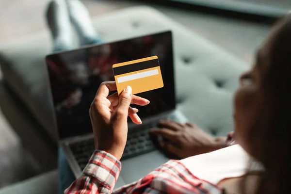 Jovem Negra Segurar Cartão Crédito Laptop Com Tela Branco Desfrutar — Fotografia de Stock