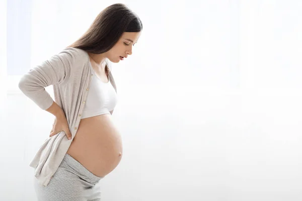 Mujer Embarazada Pelo Largo Trastornada Pijama Con Dolor Espalda Tocando — Foto de Stock