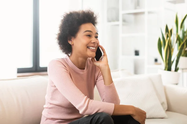 Feliz Millennial Mujer Afroamericana Llamando Por Teléfono Inteligente Hablando Sentado — Foto de Stock