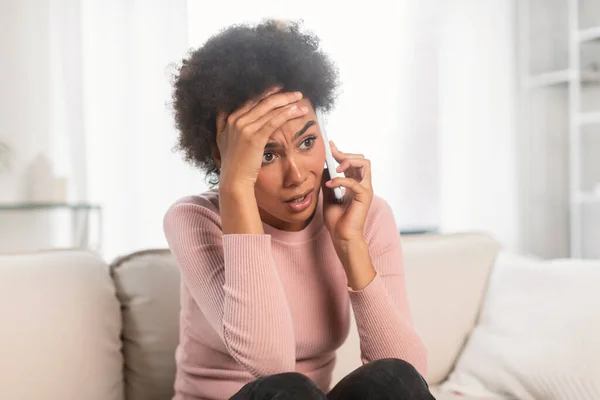 Smutne Przestraszony Zszokowany Sfrustrowany Millenium Afroamerykanka Kobieta Zadzwonić Porozmawiać Przez — Zdjęcie stockowe