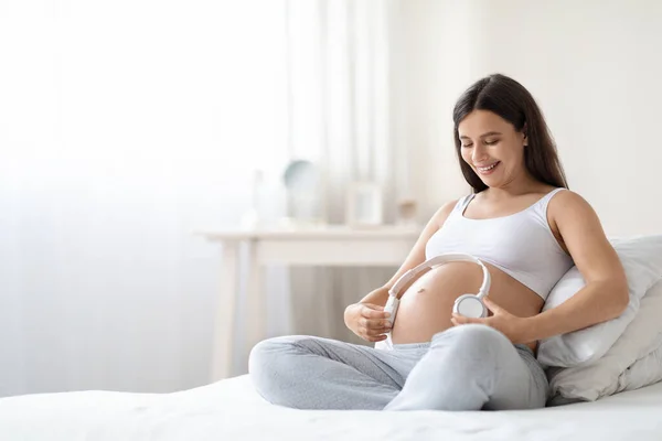 Mooie Zwangere Vrouw Comfortabele Huiskleding Zittend Bed Thuis Met Witte — Stockfoto