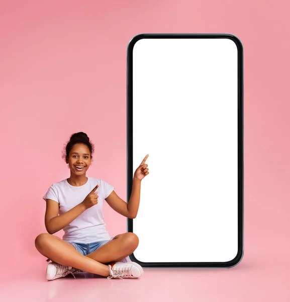 Mobilní Reklama Veselý Černošky Teen Dívka Ukazující Velké Prázdné Obrazovce — Stock fotografie