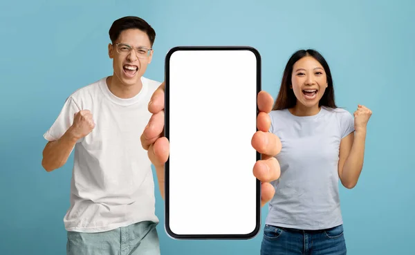 Emotionales Asiatisches Paar Hält Großes Smartphone Mit Weißem Bildschirm Und — Stockfoto