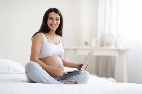 Evde Dizüstü Bilgisayar Kullanan Mutlu Hamile Bir Kadın Elbiseli Bir — Stok fotoğraf