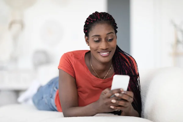 Comunicazione Mobile Sorridente Messaggio Femminile Nero Smartphone Mentre Sdraiato Sul — Foto Stock