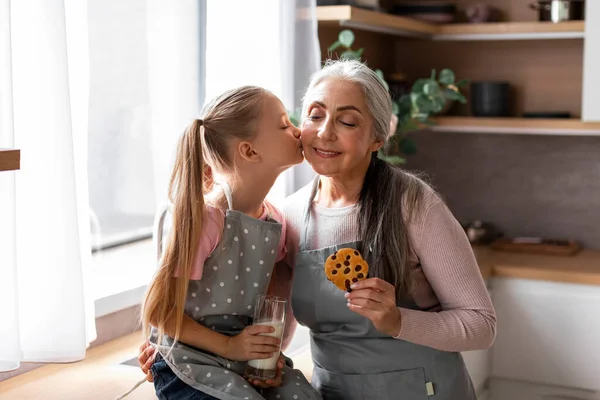 Mosolygó Kaukázusi Kis Unoka Megcsókolja Idős Nagymama Arcon Cookie Kat — Stock Fotó