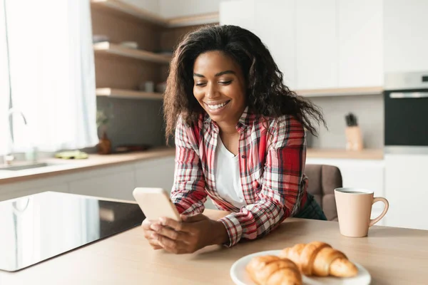 Neşeli Siyah Kadın Akıllı Telefonda Daktilo Kullanıyor Sohbet Ediyor Kahvaltının — Stok fotoğraf