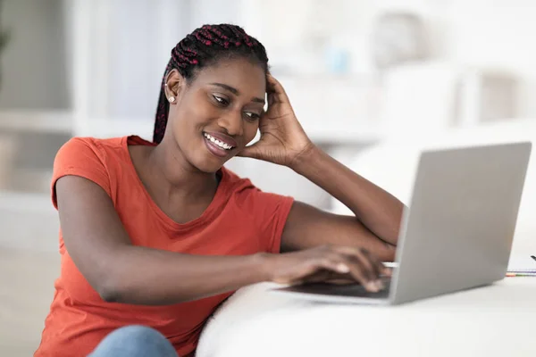 Cheerful Young Black Female Sitting Desk Using Laptop Home Smiling — Stock Photo, Image