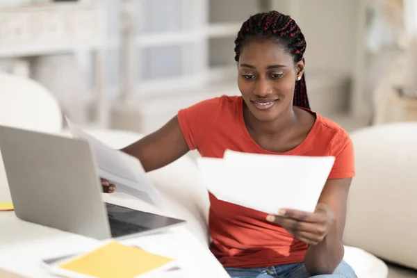Schwarze Junge Freiberuflerin Arbeitet Home Office Mit Dokumenten Und Laptop — Stockfoto