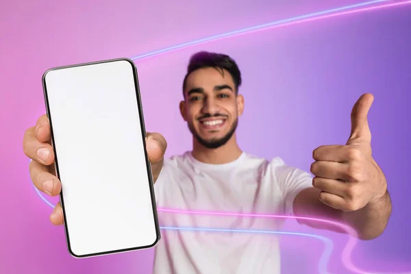 Szczęśliwy Młody Atrakcyjny Mężczyzna Bliskiego Wschodu Prezentujący Najnowszy Smartfon Białym — Zdjęcie stockowe
