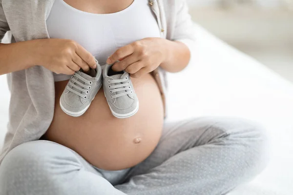 Unrecognizable Pregnant Woman Comfy Homewear Sitting Bed Home Holding Cute — Stock Photo, Image