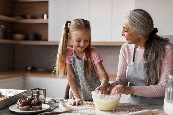 笑容可亲的高加索小孙女和年迈的祖母沾满面粉 准备烘烤面团 在现代化厨房的内部享受乐趣 在家一起做饼干 谈恋爱 谈恋爱 — 图库照片