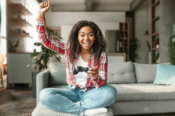 Neşeli Siyahi Bir Kadın Tesadüfen Joystickle Çevrimiçi Oyun Oynuyor Oturma — Stok fotoğraf