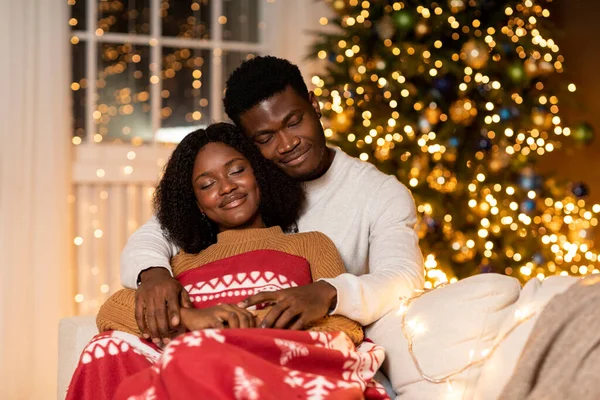 Glückliche Millennial Black Man Umarmt Frau Mit Karierten Genießen Urlaub — Stockfoto