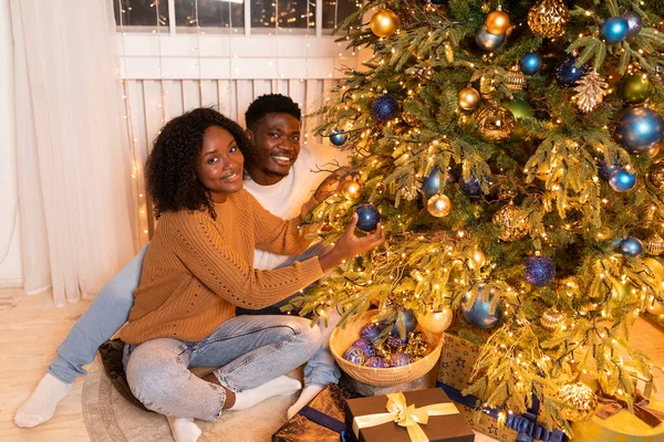 Feliz Jovem Afro Americana Senhora Cara Decorar Árvore Natal Com — Fotografia de Stock