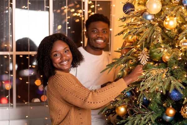 Feliz Milenar Mulher Afro Americana Homem Decorar Árvore Natal Com — Fotografia de Stock