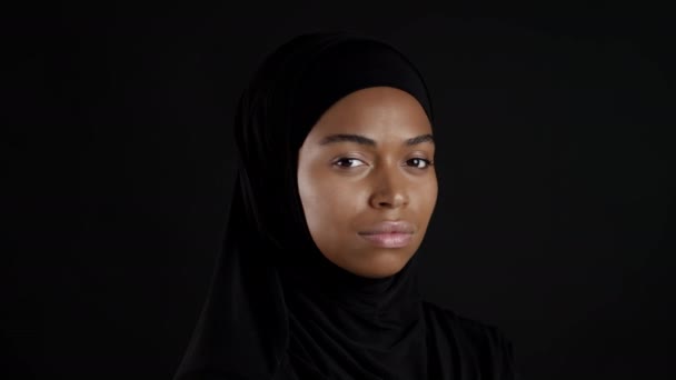 Slam Güzelliği Genç Müslüman Afro Amerikan Kadın Tesettüre Dönüp Gülümsüyor — Stok video