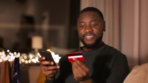 Інтернет Банкінг Щасливий Афроамериканець Який Робить Фінансові Операції Мобільному Телефоні — стокове відео