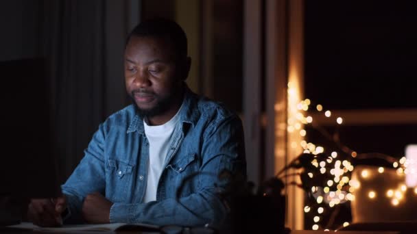 Έννοια Υπερεργασίας Νεαρός Κουρασμένος Αφροαμερικάνος Φοιτητής Που Σπουδάζει Αργά Βράδυ — Αρχείο Βίντεο