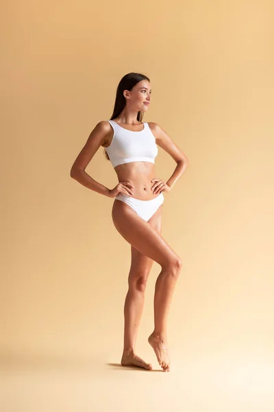 Fitness Lichaamsverzorging Concept Slanke Vrouw Met Perfecte Lichaamsvorm Poserend Wit — Stockfoto