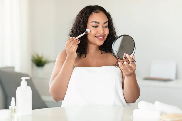 Mooie Afro Amerikaanse Mollige Vrouw Die Decoratieve Make Toepast Spiegel — Stockfoto