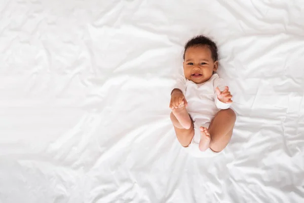 Pequeno Bebê Afro Americano Engraçado Descansando Cama Quarto Menino Infantil — Fotografia de Stock