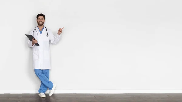 Oferta Médica Sorrindo Médico Masculino Uniforme Apontando Para Lado Espaço — Fotografia de Stock