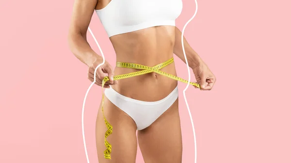 測定テープで下着で認識できないスリム女性重量損失後ウエストサイズをチェック 彼女のスポーティボディの周りの輪郭を描く若い女性はピンクの背景に隔離されたポーズ コラージュ — ストック写真