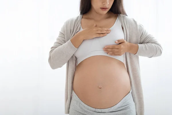 Nierozpoznawalna Kobieta Ciąży Dużym Brzuchem Mająca Bolesne Uczucia Piersi Masująca — Zdjęcie stockowe