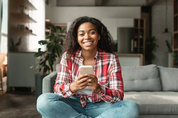 Neşeli Güzel Siyah Bir Kadın Akıllı Telefonda Daktilo Kullanıyor Sohbet — Stok fotoğraf
