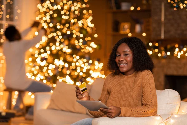 Sorridente Giovane Donna Afroamericana Con Tablet Carta Credito Godere Dello — Foto Stock