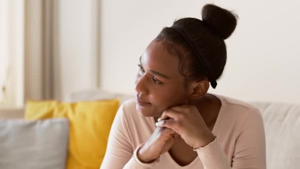绝望的概念 非洲裔年轻女子的近照美国女人思考问题 在家里承受压力和孤独 慢动作 跟踪镜头 自由自在的空间 — 图库视频影像