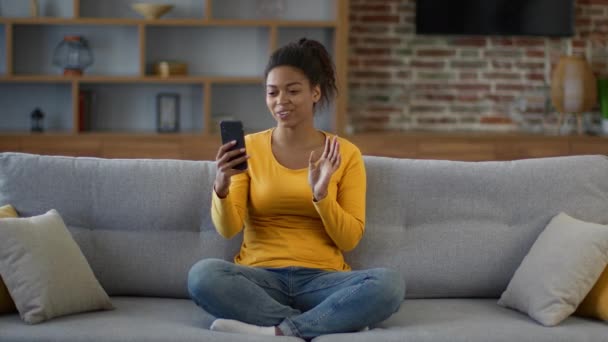 Nätkommunikation Ung Glad Afrikansk Kvinna Video Chatta Smartphone Prata Med — Stockvideo