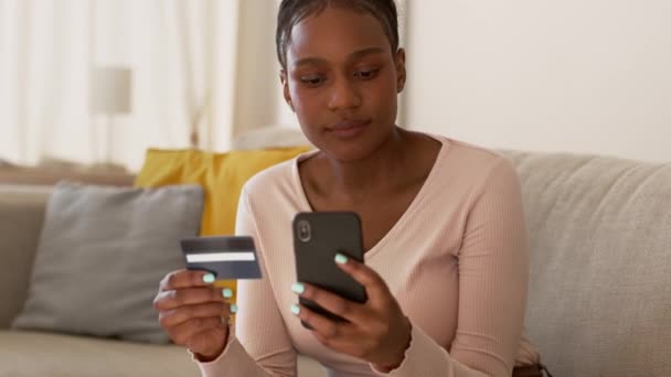 Confortevole App Finanziaria Ritratto Ravvicinato Donna Afroamericana Positiva Che Effettua — Video Stock