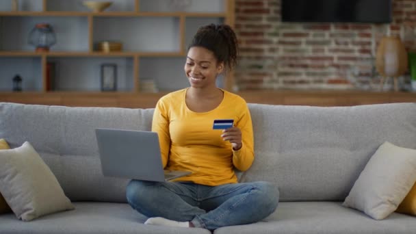 Comfortabele Online Financiën Jonge Positieve Afrikaanse Amerikaanse Vrouw Doet Financiële — Stockvideo
