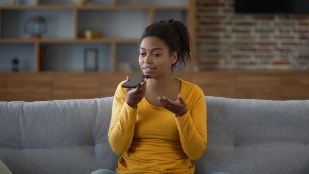 Internetkommunikation Junge Gesprächige Lächelnde Afroamerikanerin Nimmt Audiobotschaft Auf Smartphone Auf — Stockvideo