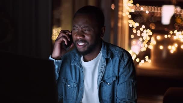 Löser Affärsproblem Ung Afrikansk Amerikansk Affärsman Grälar Med Kollegor Telefon — Stockvideo